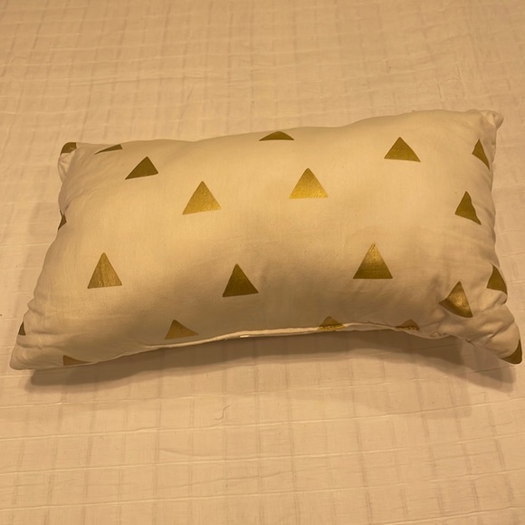 Accent pillow metallic gold white triangles rectangular - Picture 2 of 3